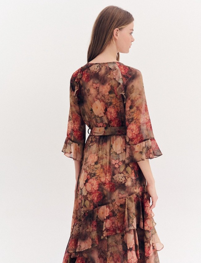 Floral printed χακί μακρυμάνικο maxi φόρεμα, με 3/4 μανίκι, σε κλος γραμμή με βολάν, V-λαιμόκοψη με κουμπιά μπροστά, λάστιχο στην μέση και αποσπώμενη ζώνη Forel 