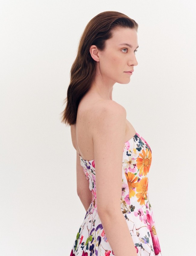 Floral printed ροζ σατέν midi strapless φόρεμα, σε κλος γραμμή, κλείσιμο με φερμουάρ πίσω και αποσπώμενες τιράντες Forel 