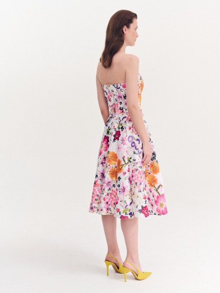 Floral printed ροζ σατέν midi strapless φόρεμα, σε κλος γραμμή, κλείσιμο με φερμουάρ πίσω και αποσπώμενες τιράντες Forel 