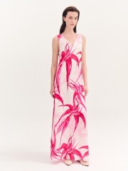 Floral printed φούξια σατέν αμάνικο maxi φόρεμα, σε ίσια γραμμή, με V-λαιμόκοψη, χαμηλή πλάτη και κλείσιμο με φερμουάρ και αποσπώμενη χρυσή ζώνη Forel 
