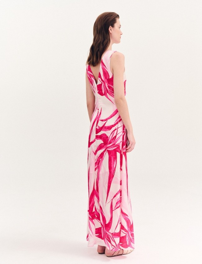 Floral printed φούξια σατέν αμάνικο maxi φόρεμα, σε ίσια γραμμή, με V-λαιμόκοψη, χαμηλή πλάτη και κλείσιμο με φερμουάρ και αποσπώμενη χρυσή ζώνη Forel 