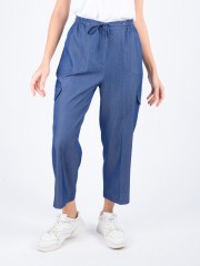 Blue jean τύπου tensel ψηλόμεσο croped παντελόνι με μεγάλες πλαϊνές εξωτερικές τσέπες, κλείσιμο με φερμουάρ και κουμπί και λάστιχο με κορδόνι στη μέση Forel