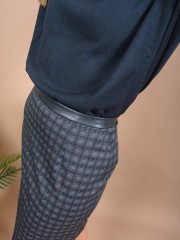 Καρώ γκρί ψηλόμεση midi φούστα με faux leather λεπτομέρεια στη μέση, κρυφό άνοιγμα πίσω και φερμουάρ Forel