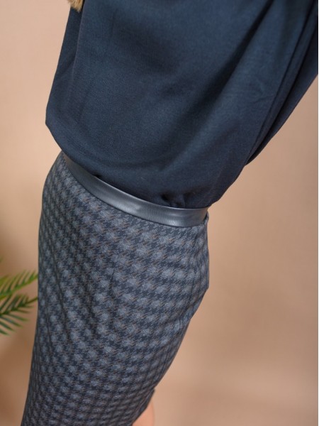 Καρώ γκρί ψηλόμεση midi φούστα με faux leather λεπτομέρεια στη μέση, κρυφό άνοιγμα πίσω και φερμουάρ Forel