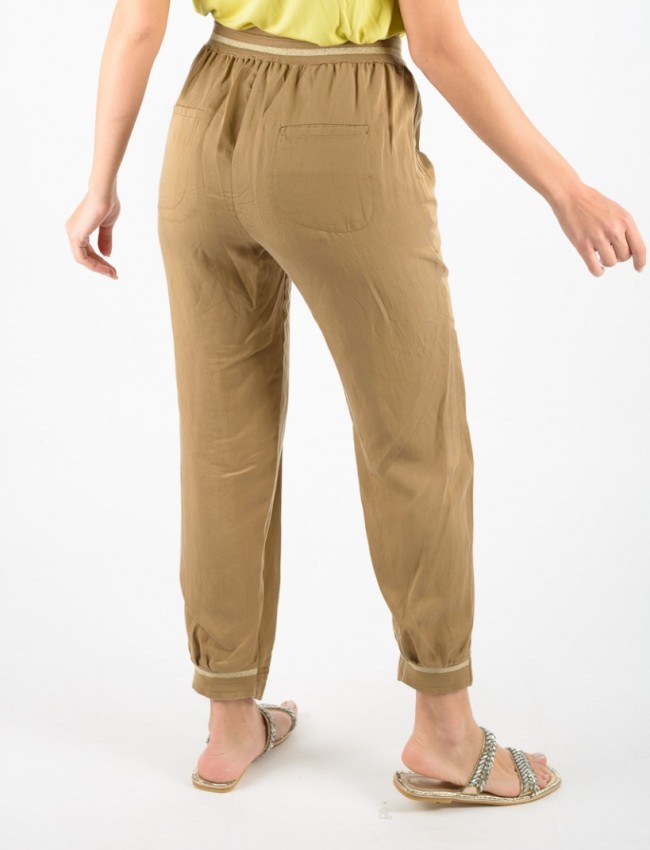 Κάμελ ψηλόμεσο λινό loose-fit παντελόνι με ριγέ λάστιχο στη μέση, διακοσμητικό κορδονάκι, πλαϊνές τσέπες, διακοσμητικά γαζιά μπροστά και ριγέ λάστιχο στην πίσω μεριά στο τελείωμα Forel