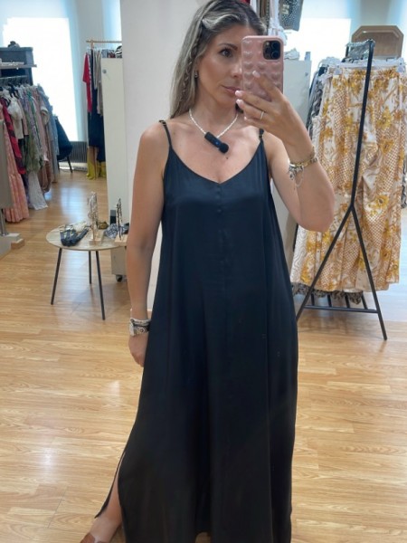 Μαύρο αμάνικο satin touch midi φόρεμα, σε χαλαρή γραμμή, με λεπτές ρυθμιζόμενες τιράντες και αποσπώμενη υφασμάτινη ζώνη Innocent