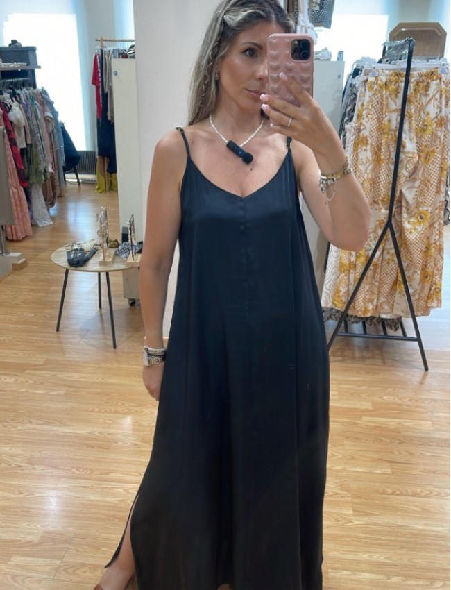 Μαύρο αμάνικο satin touch midi φόρεμα, σε χαλαρή γραμμή, με λεπτές ρυθμιζόμενες τιράντες και αποσπώμενη υφασμάτινη ζώνη Innocent
