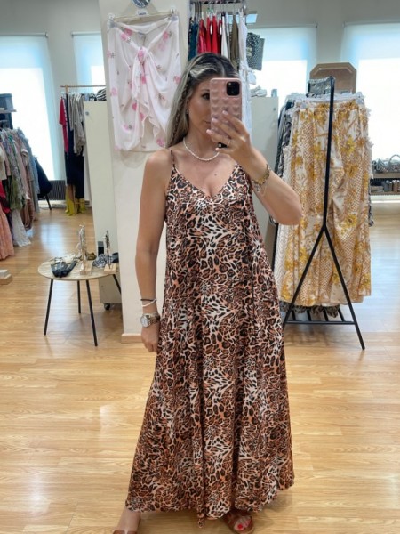 Leopard printed μαύρο αμάνικο satin touch midi φόρεμα, σε χαλαρή γραμμή, με πλαϊνά ανοίγματα και με λεπτές ρυθμιζόμενες τιράντες  Innocent