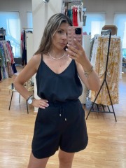 Μαύρο tencel ψηλόμεσο σορτς σε ίσια γραμμή, με πλαϊνές τσέπες, μικρή ασυμμετρία στο πλαϊνό τελείωμα και λάστιχο πίσω στην μέση Innocent