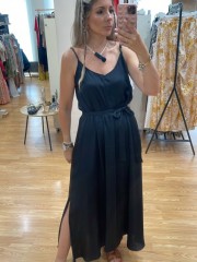 Μαύρο αμάνικο satin touch midi φόρεμα, σε χαλαρή γραμμή, με λεπτές ρυθμιζόμενες τιράντες και αποσπώμενη υφασμάτινη ζώνη Innocent