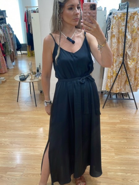 Μαύρο αμάνικο satin touch midi φόρεμα, σε χαλαρή γραμμή, με λεπτές ρυθμιζόμενες τιράντες και αποσπώμενη υφασμάτινη ζώνη Innocent
