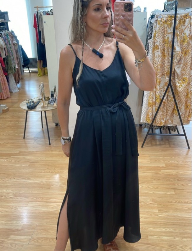 Μαύρο αμάνικο satin touch midi φόρεμα, σε χαλαρή γραμμή, με λεπτές ρυθμιζόμενες τιράντες και αποσπώμενη υφασμάτινη ζώνη Innocent