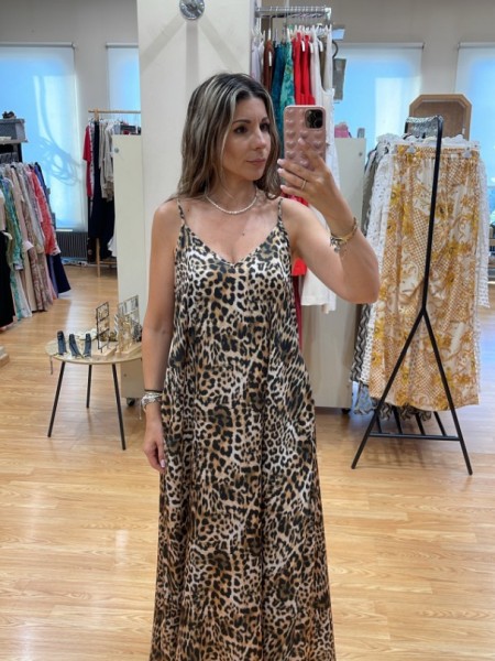 Animal printed μαύρο αμάνικο satin touch midi φόρεμα, σε χαλαρή γραμμή, με πλαϊνά ανοίγματα και με λεπτές ρυθμιζόμενες τιράντες Innocent