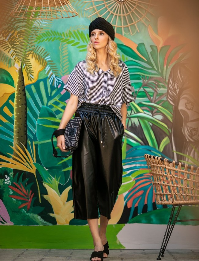 Μαύρο ψηλόμεσο faux-leather cropped παντελόνι με φαρδύ λάστιχο στην μέση και πλαϊνές τσέπες Innocent