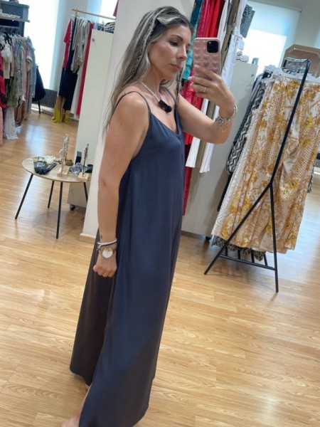 Γκρι αμάνικο satin touch midi φόρεμα, σε χαλαρή γραμμή, με λεπτές ρυθμιζόμενες τιράντες και αποσπώμενη υφασμάτινη ζώνη Innocent