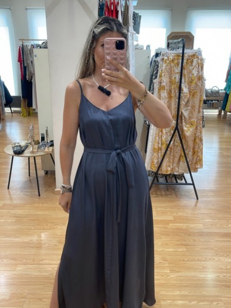 Γκρι αμάνικο satin touch midi φόρεμα, σε χαλαρή γραμμή, με λεπτές ρυθμιζόμενες τιράντες και αποσπώμενη υφασμάτινη ζώνη Innocent