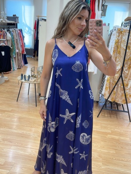Εμπριμέ μπλε αμάνικο satin touch midi φόρεμα, με τύπωμα αχιβάδες, πλαϊνά ανοίγματα και με λεπτές ρυθμιζόμενες τιράντες Innocent