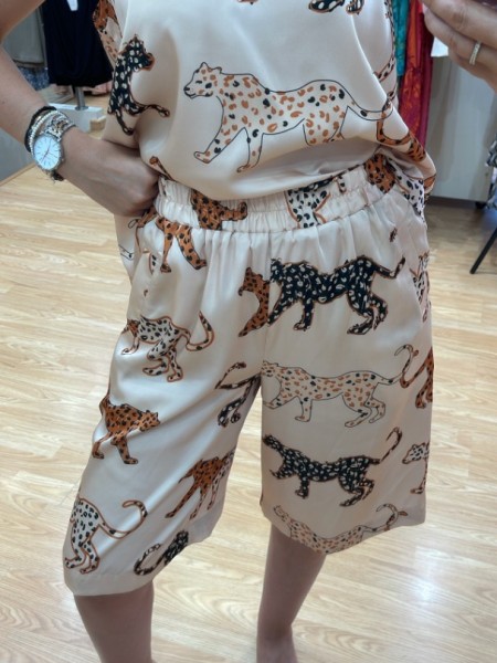 Animal printed εκρού σατέν ψηλόμεση βερμούδα, με τύπωμα παρδάλεις, σε ίσια γραμμή, με πλαϊνές τσέπες και λάστιχο στην μέση Innocent 