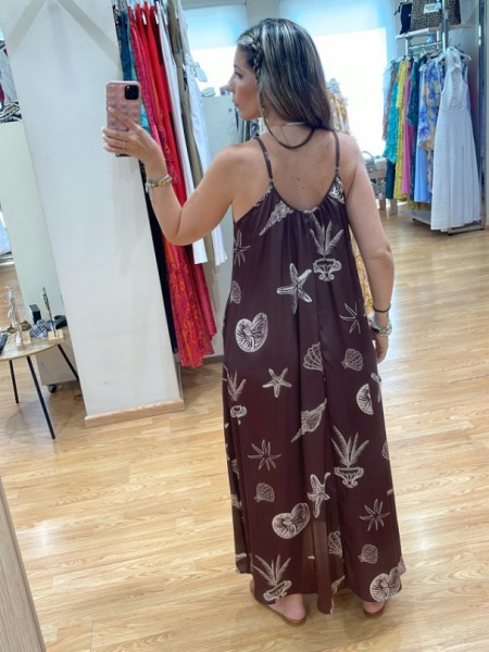 Εμπριμέ καφέ αμάνικο satin touch midi φόρεμα, με τύπωμα αχιβάδες, πλαϊνά ανοίγματα και με λεπτές ρυθμιζόμενες τιράντες Innocent