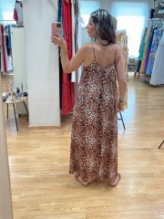 Leopard printed μαύρο αμάνικο satin touch midi φόρεμα, σε χαλαρή γραμμή, με πλαϊνά ανοίγματα και με λεπτές ρυθμιζόμενες τιράντες  Innocent