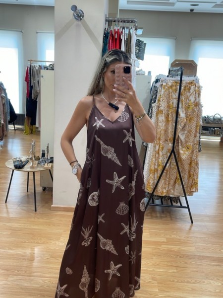 Εμπριμέ καφέ αμάνικο satin touch midi φόρεμα, με τύπωμα αχιβάδες, πλαϊνά ανοίγματα και με λεπτές ρυθμιζόμενες τιράντες Innocent