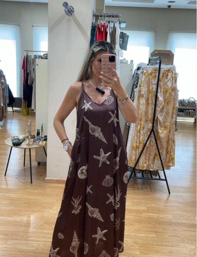 Εμπριμέ καφέ αμάνικο satin touch midi φόρεμα, με τύπωμα αχιβάδες, πλαϊνά ανοίγματα και με λεπτές ρυθμιζόμενες τιράντες Innocent