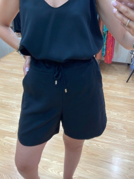 Μαύρο tencel ψηλόμεσο σορτς σε ίσια γραμμή, με πλαϊνές τσέπες, μικρή ασυμμετρία στο πλαϊνό τελείωμα και λάστιχο πίσω στην μέση Innocent