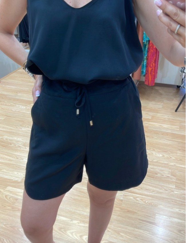 Μαύρο tencel ψηλόμεσο σορτς σε ίσια γραμμή, με πλαϊνές τσέπες, μικρή ασυμμετρία στο πλαϊνό τελείωμα και λάστιχο πίσω στην μέση Innocent
