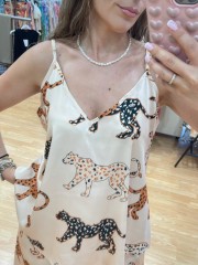 Animal printed εκρού σατέν αμάνικη μπλούζα, με τύπωμα παρδάλεις, σε χαλαρή γραμμή, με V-λαιμόκοψη και λεπτές ρυθμιζόμενες τιράντες Innocent 