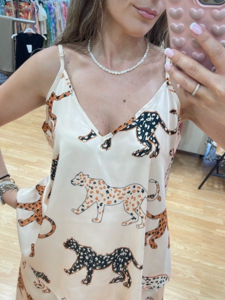 Animal printed εκρού σατέν αμάνικη μπλούζα, με τύπωμα παρδάλεις, σε χαλαρή γραμμή, με V-λαιμόκοψη και λεπτές ρυθμιζόμενες τιράντες Innocent 