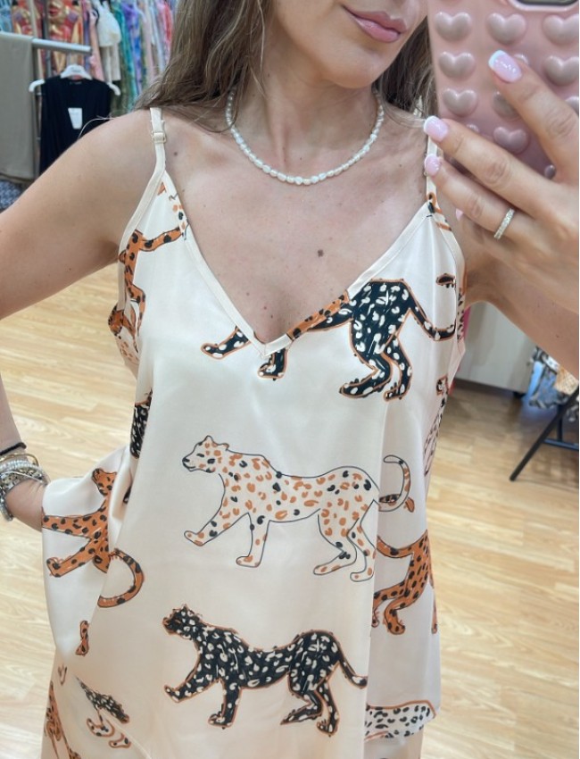 Animal printed εκρού σατέν αμάνικη μπλούζα, με τύπωμα παρδάλεις, σε χαλαρή γραμμή, με V-λαιμόκοψη και λεπτές ρυθμιζόμενες τιράντες Innocent 