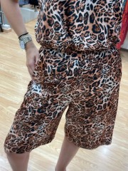 Animal printed μαύρη σατέν ψηλόμεση βερμούδα σε ίσια γραμμή, με πλαϊνές τσέπες και λάστιχο στην μέση Innocent 