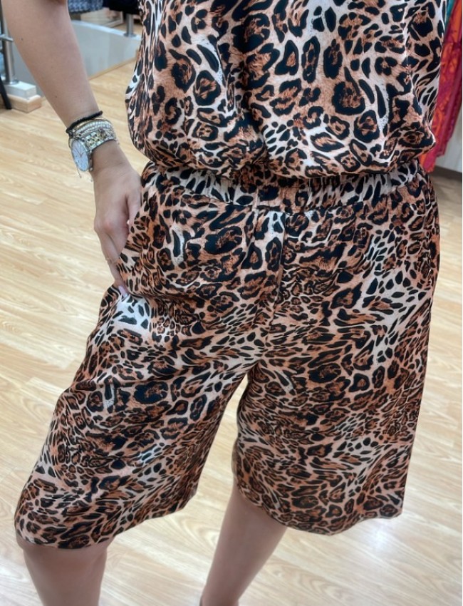 Animal printed μαύρη σατέν ψηλόμεση βερμούδα σε ίσια γραμμή, με πλαϊνές τσέπες και λάστιχο στην μέση Innocent 
