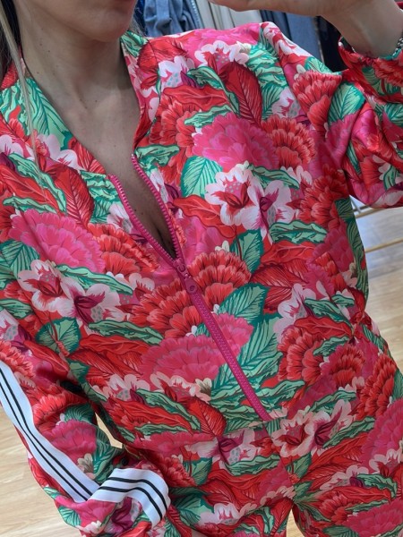 Floral printed φούξια τύπου σατέν bomber jacket με ασπρόμαυρη ρίγα στα μανίκια, λάστιχο στο τελείωμα, κλείσιμο με εξωτερικό φερμουάρ και μικρές τσέπες μπροστά Innocent
