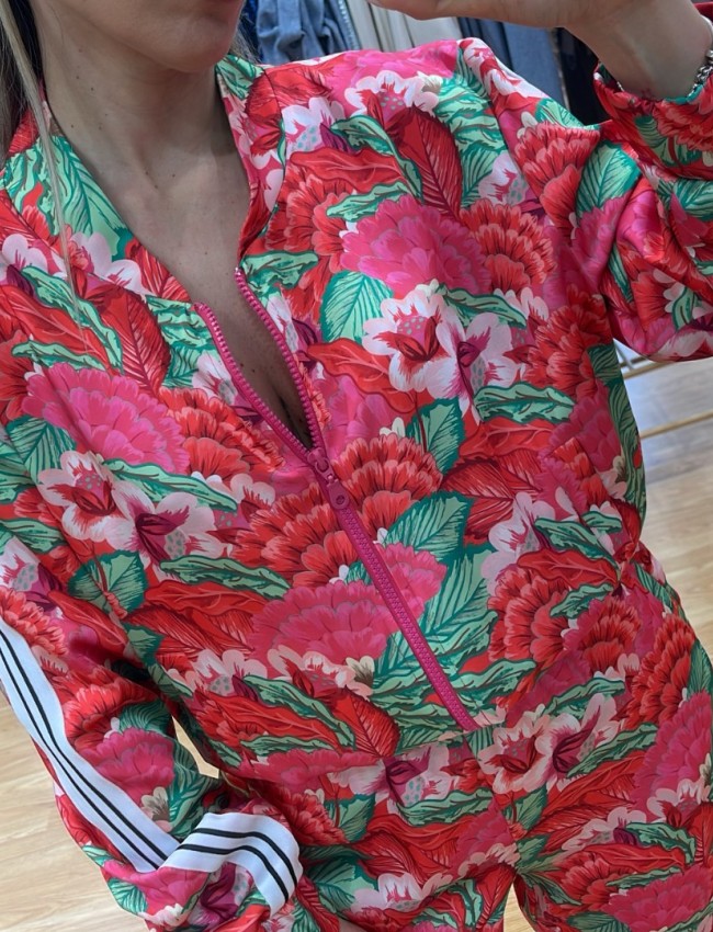 Floral printed φούξια τύπου σατέν bomber jacket με ασπρόμαυρη ρίγα στα μανίκια, λάστιχο στο τελείωμα, κλείσιμο με εξωτερικό φερμουάρ και μικρές τσέπες μπροστά Innocent