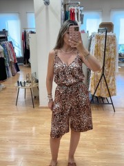 Animal printed μαύρη σατέν ψηλόμεση βερμούδα σε ίσια γραμμή, με πλαϊνές τσέπες και λάστιχο στην μέση Innocent 
