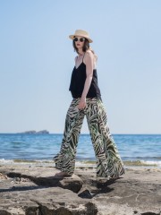 Εμπριμέ πράσινη ψηλόμεση παντελόνα με φαρδιά μπάσκα μπροστά και λάστιχο πίσω στη μέση Innocent