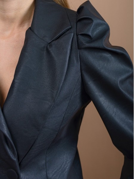 Μαύρο faux-leather cropped σταυροκουμπωτό σακάκι με στρογγυλεμένο πέτο γιακά και έντονες πιέτες στους ώμους Innocent