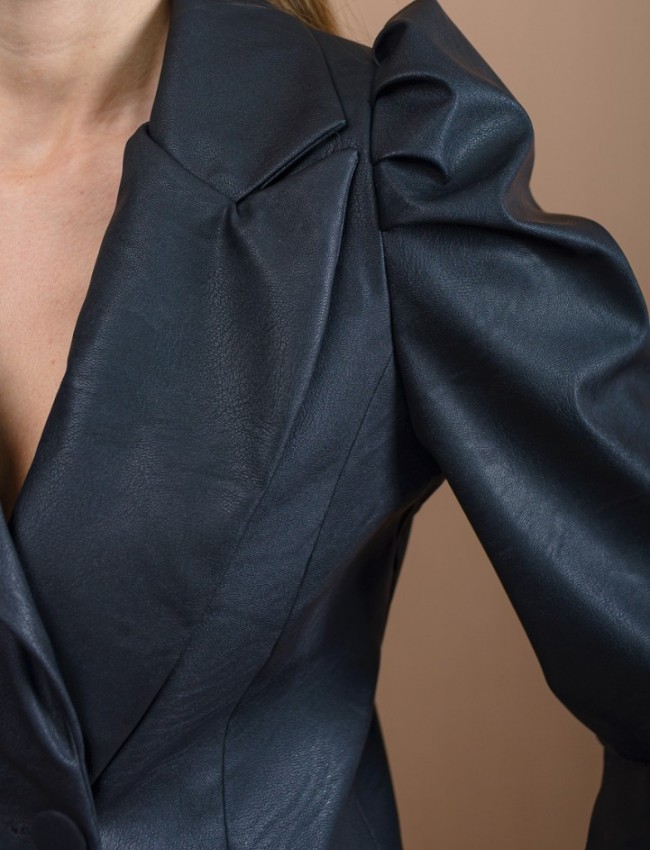 Μαύρο faux-leather cropped σταυροκουμπωτό σακάκι με στρογγυλεμένο πέτο γιακά και έντονες πιέτες στους ώμους Innocent