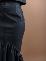 Μαύρη faux-leather ψηλόμεση midi φούστα με μπροστινό εξωτερικό φερμουάρ, σούρες στην πίσω πλευρά και μεγάλο βολάν στο τελείωμα Innocent