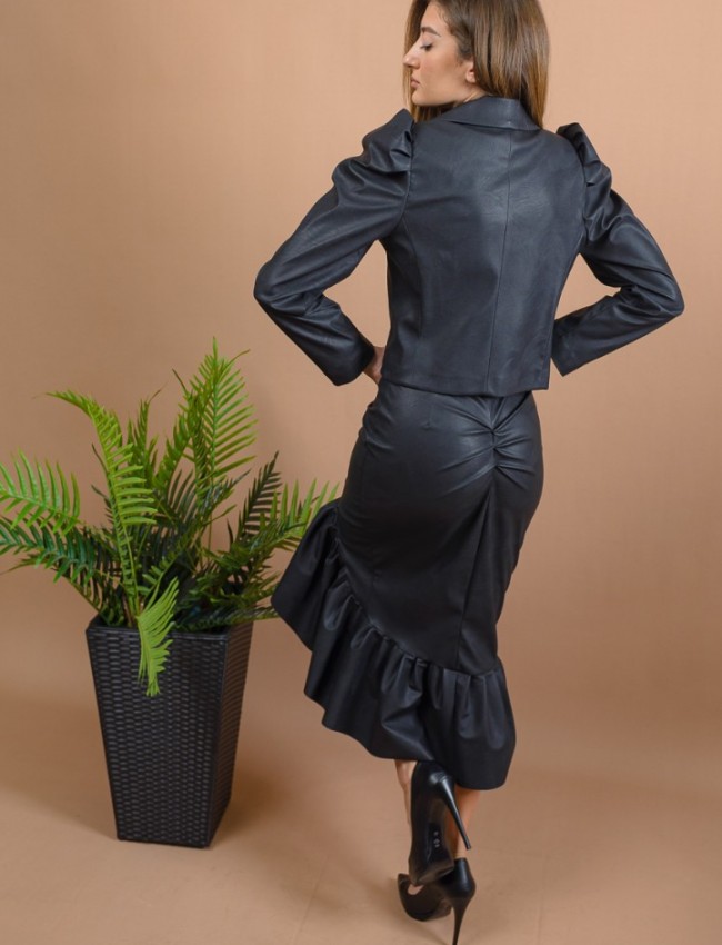 Μαύρη faux-leather ψηλόμεση midi φούστα με μπροστινό εξωτερικό φερμουάρ, σούρες στην πίσω πλευρά και μεγάλο βολάν στο τελείωμα Innocent