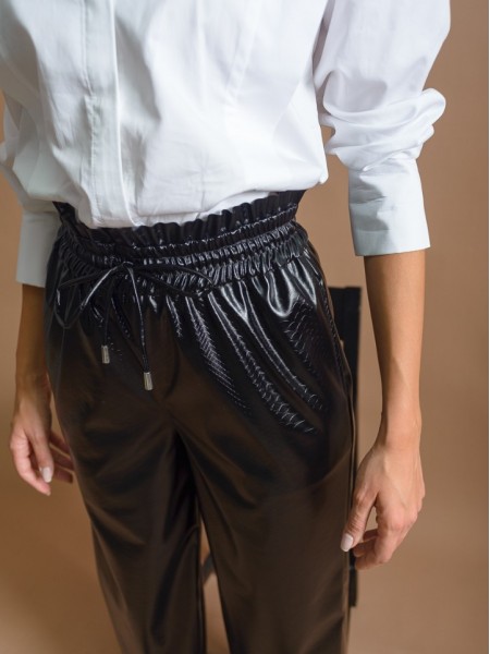 Μαύρο ψηλόμεσο faux-leather cropped παντελόνι με φαρδύ λάστιχο στην μέση και πλαϊνές τσέπες Innocent