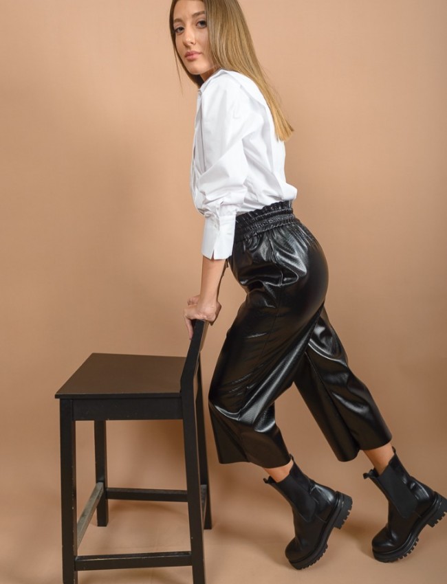 Μαύρο ψηλόμεσο faux-leather cropped παντελόνι με φαρδύ λάστιχο στην μέση και πλαϊνές τσέπες Innocent