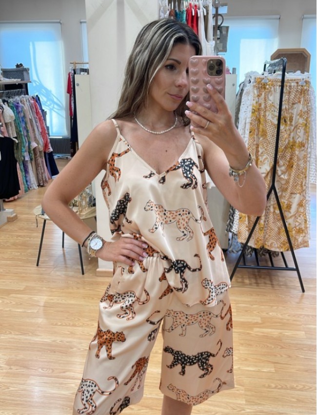 Animal printed εκρού σατέν ψηλόμεση βερμούδα, με τύπωμα παρδάλεις, σε ίσια γραμμή, με πλαϊνές τσέπες και λάστιχο στην μέση Innocent 