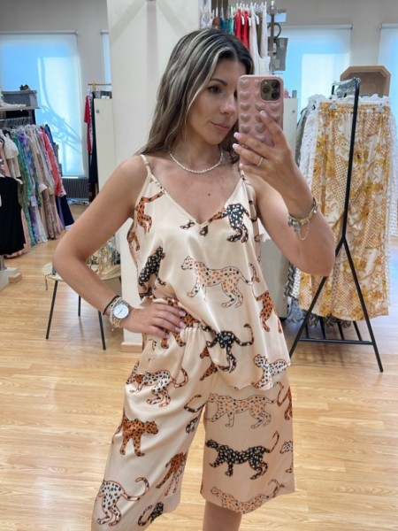 Animal printed εκρού σατέν αμάνικη μπλούζα, με τύπωμα παρδάλεις, σε χαλαρή γραμμή, με V-λαιμόκοψη και λεπτές ρυθμιζόμενες τιράντες Innocent 