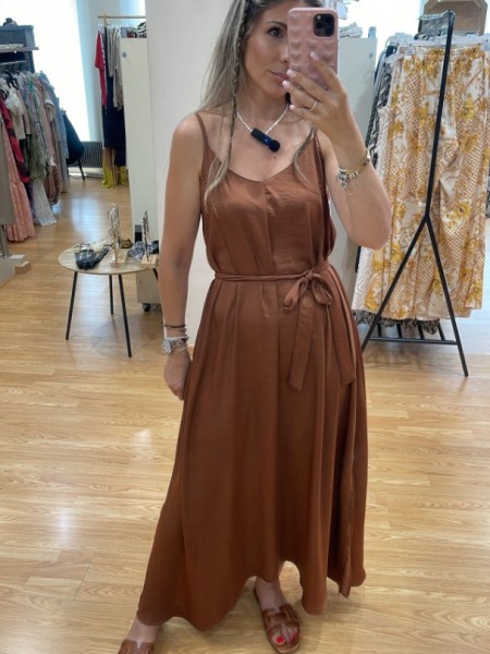 Καφέ αμάνικο satin touch midi φόρεμα, σε χαλαρή γραμμή, με λεπτές ρυθμιζόμενες τιράντες και αποσπώμενη υφασμάτινη ζώνη Innocent