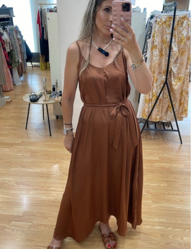 Καφέ αμάνικο satin touch midi φόρεμα, σε χαλαρή γραμμή, με λεπτές ρυθμιζόμενες τιράντες και αποσπώμενη υφασμάτινη ζώνη Innocent