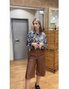 Ταμπά faux-leather ψηλόμεση βερμούδα, με πλαϊνές τσέπες, με διακοσμητικά νερβίρ και κλείσιμο με κουμπί και κρυφό φερμουάρ μπροστά  Innocent 