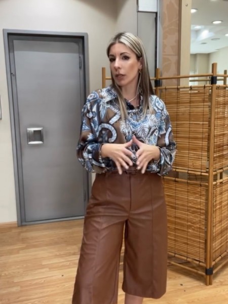 Ταμπά faux-leather ψηλόμεση βερμούδα, με πλαϊνές τσέπες, με διακοσμητικά νερβίρ και κλείσιμο με κουμπί και κρυφό φερμουάρ μπροστά  Innocent 