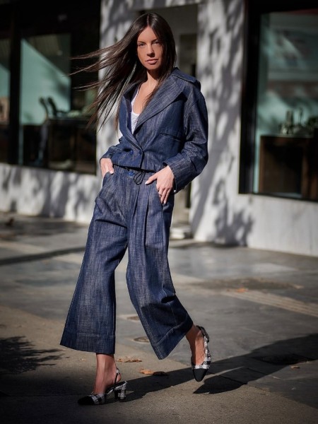 Blue Jean ψηλόμεση cropped παντελόνα με μπροστινές πιέτες, πλαϊνές τσέπες, λάστιχο πίσω στη μέση και κλείσιμο με κρυφό φερμουάρ και κουμπί μπροστά innocent